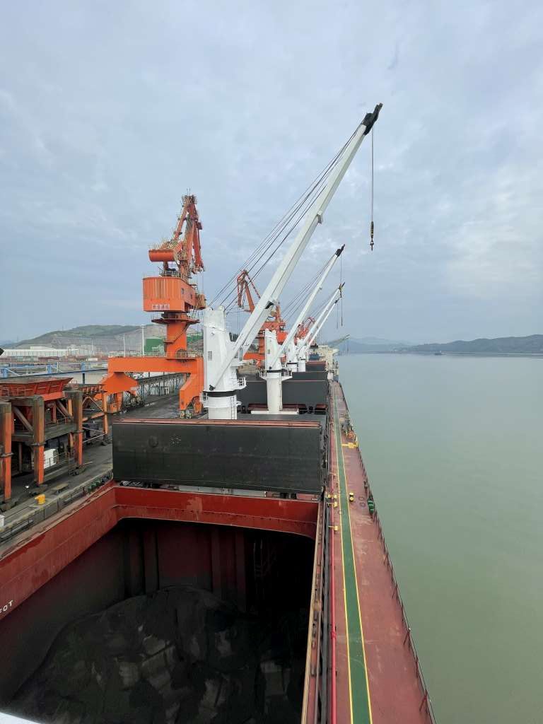 Bulkcarrier discharging